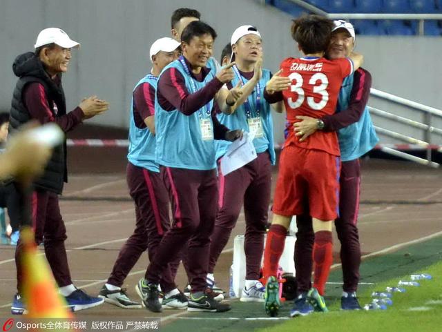 本年10月10日，是“喷鼻港女儿”梅艳芳55岁的冥寿。一班多年的忠厚粉丝，很是有心的花了八年的时候和血汗，为了记念这位百变天后，拍摄了记念片子《朝花夕拾·青春旷世 —拾芳》。片子女主角由喷鼻港闻名演员胡杏儿和郭羡妮出演，《拾芳》从一班忠厚粉丝从垃圾柜里捡回被当作垃圾扔失落的梅艳芳的遗物和一众粉丝写给梅姐的信起头，从而带出这位偶像生前对人的竭诚情谊。